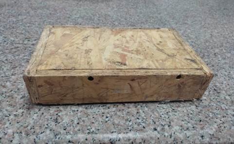 Una caja de madera
Descripción generada automáticamente con confianza baja