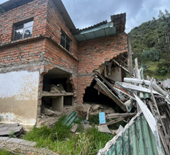 Imagen que contiene exterior, edificio, pasto, viejo
Descripción generada automáticamente